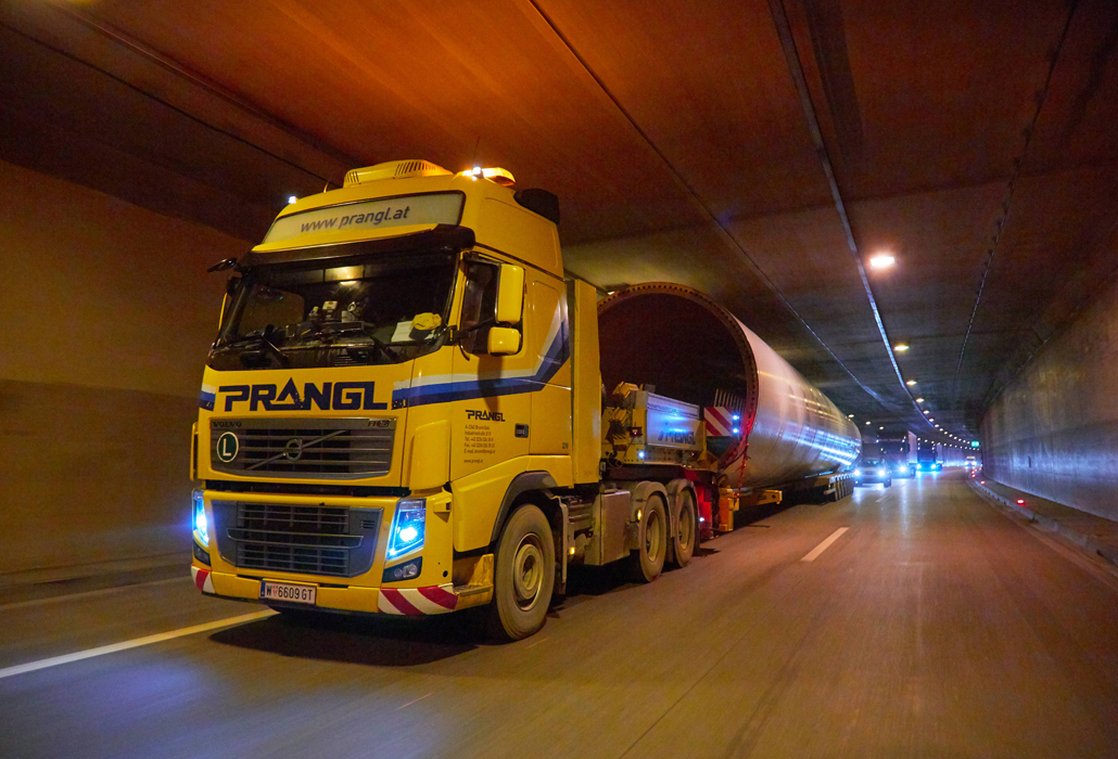 [Translate to SI:] Schwertransport eines Turmsegments