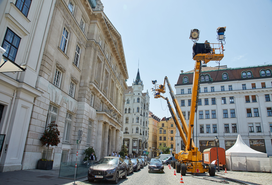 [Translate to SI:] Teleskop-Arbeitsbühnen vor dem Park Hyatt Wien