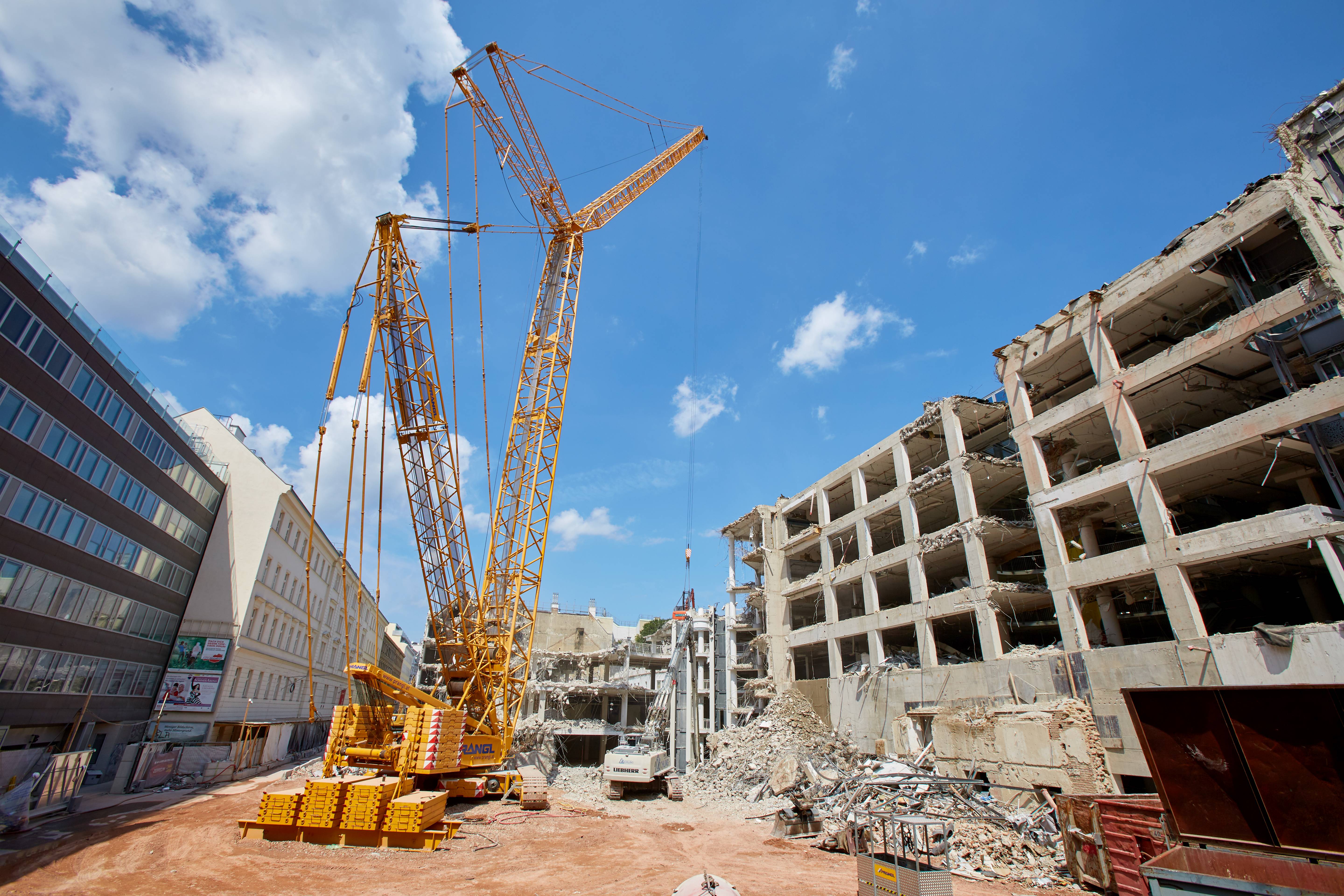 Raupenkran auf Abbruchbaustelle Leiner Wien